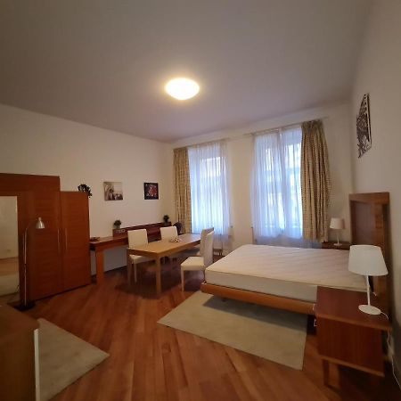 Astronomical Clock Apartments Прага Екстер'єр фото