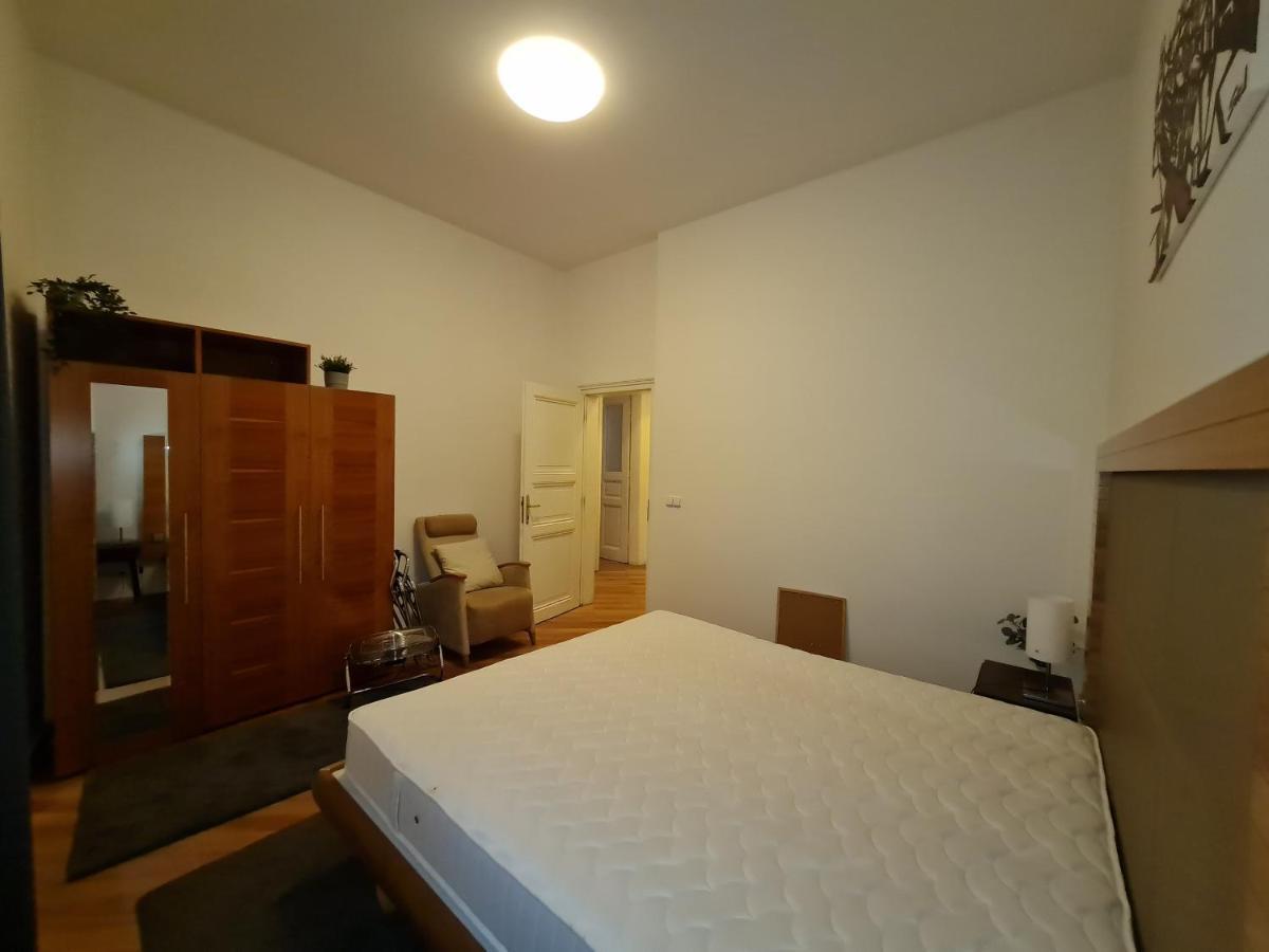 Astronomical Clock Apartments Прага Екстер'єр фото