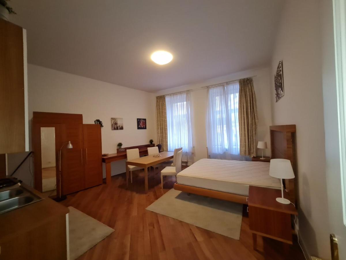 Astronomical Clock Apartments Прага Екстер'єр фото
