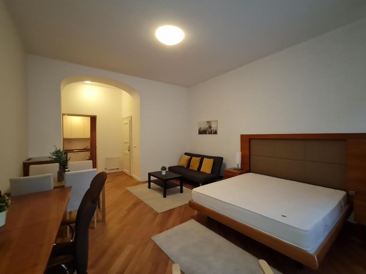 Astronomical Clock Apartments Прага Екстер'єр фото