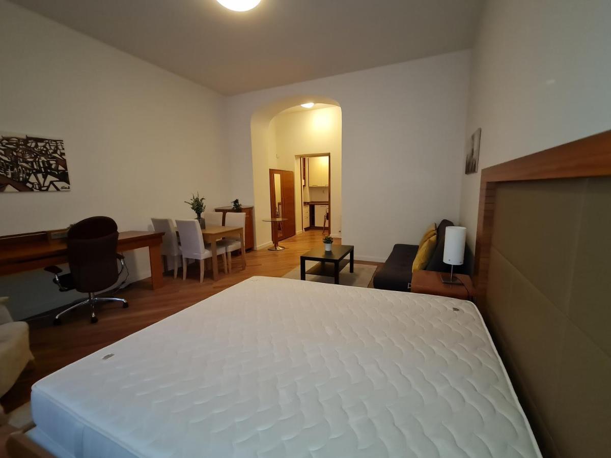 Astronomical Clock Apartments Прага Екстер'єр фото