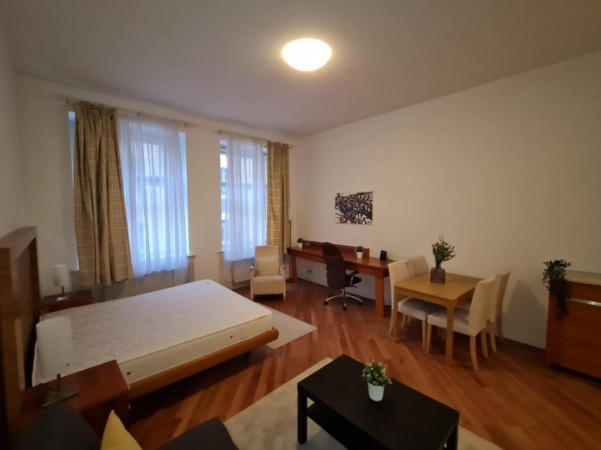 Astronomical Clock Apartments Прага Екстер'єр фото