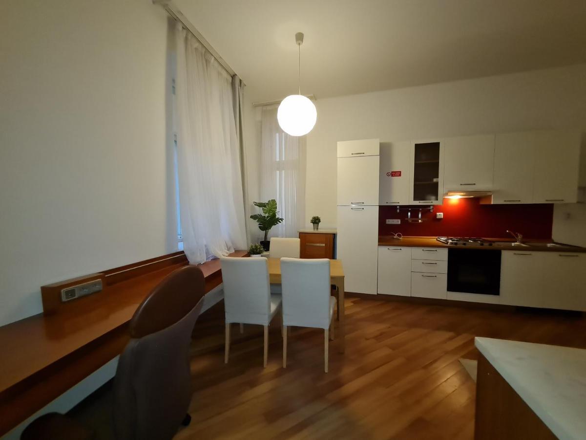 Astronomical Clock Apartments Прага Екстер'єр фото