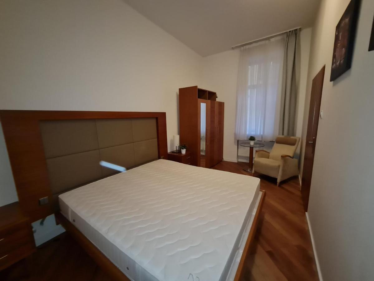 Astronomical Clock Apartments Прага Екстер'єр фото