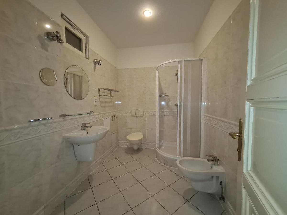 Astronomical Clock Apartments Прага Екстер'єр фото