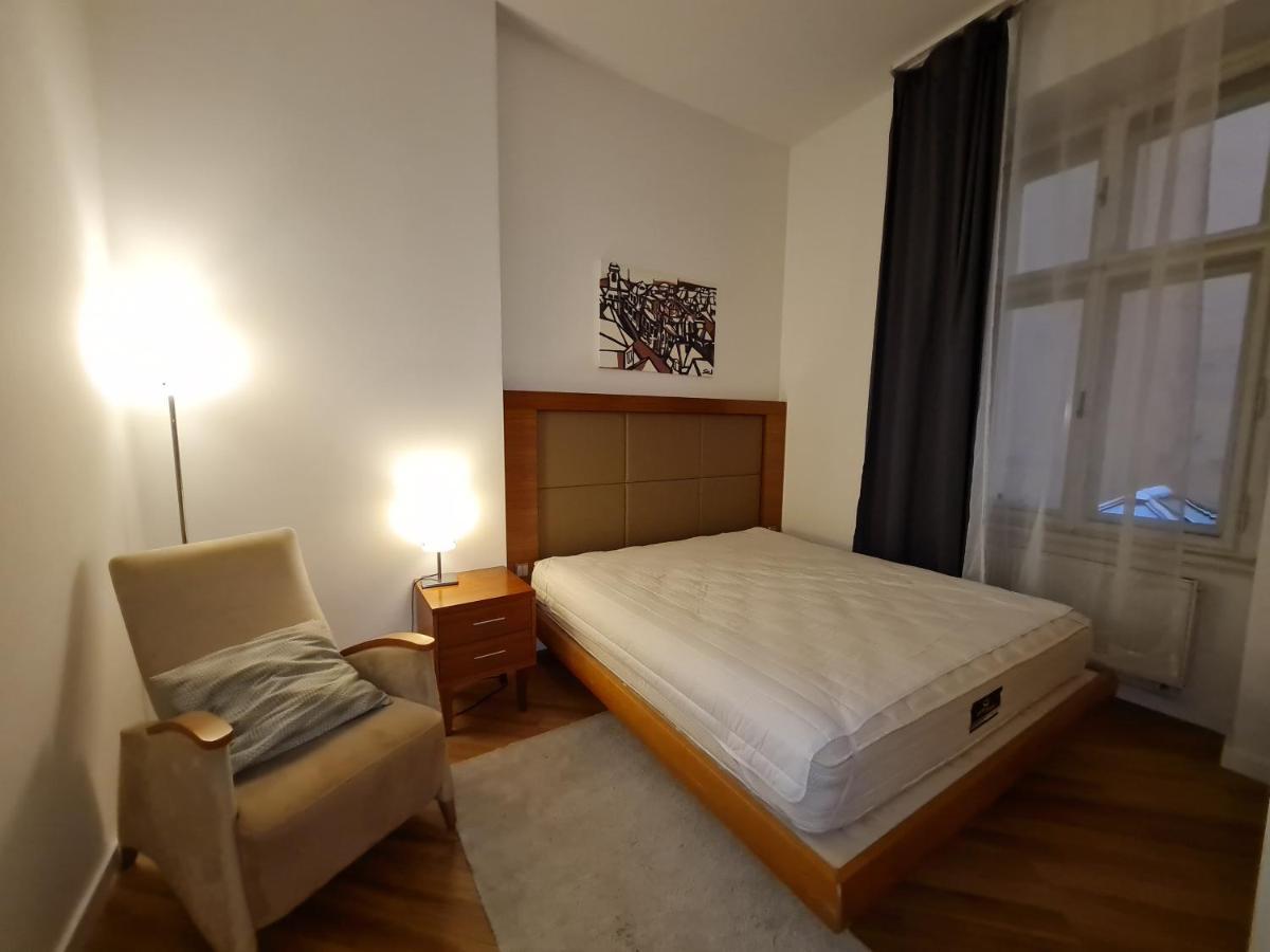 Astronomical Clock Apartments Прага Екстер'єр фото