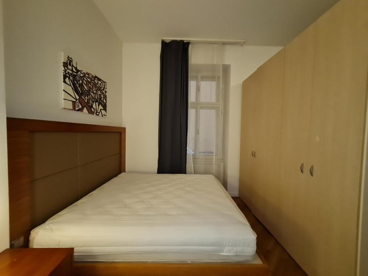 Astronomical Clock Apartments Прага Екстер'єр фото
